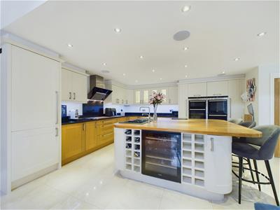 STUNNING OPEN PLAN LIVING KITCHEN